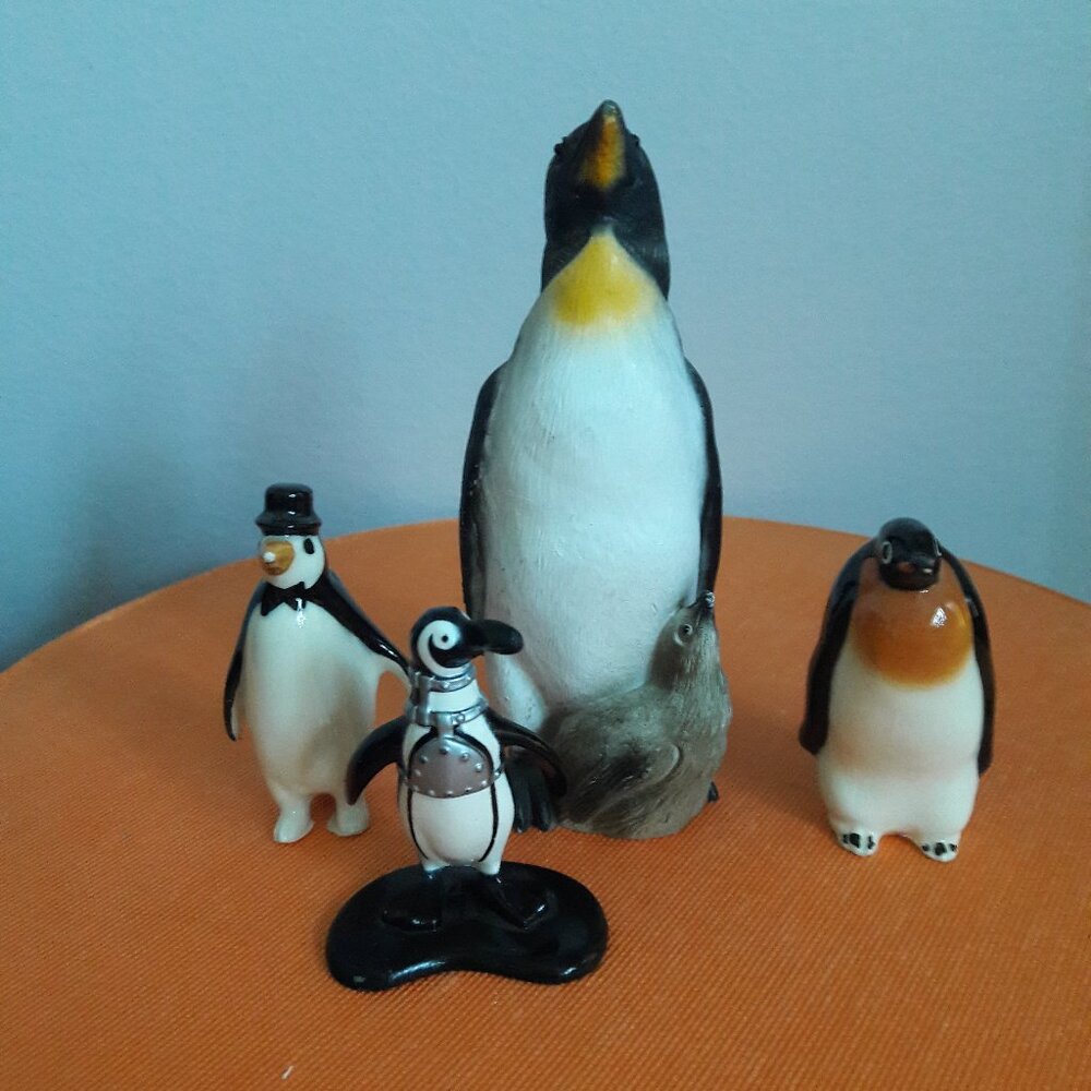 Ertl 1992  'Batman Returns' Penguin Commando Penguin figurine